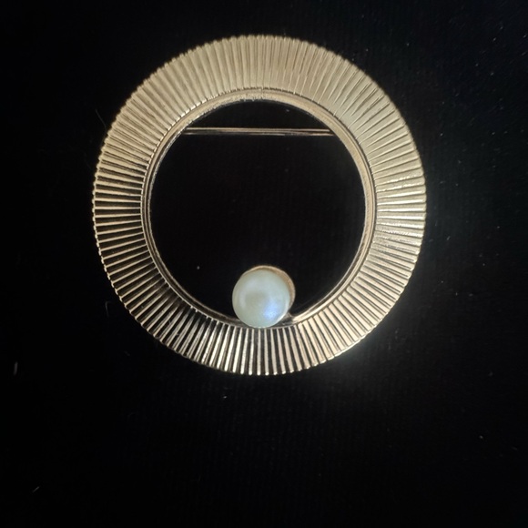 Jewelry - Vintage minimalistic, gold tone, wreath brooch with pearl accent